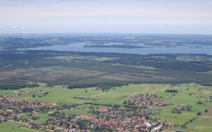 Ausblick über den Chiemsee von der Schnappenkirche