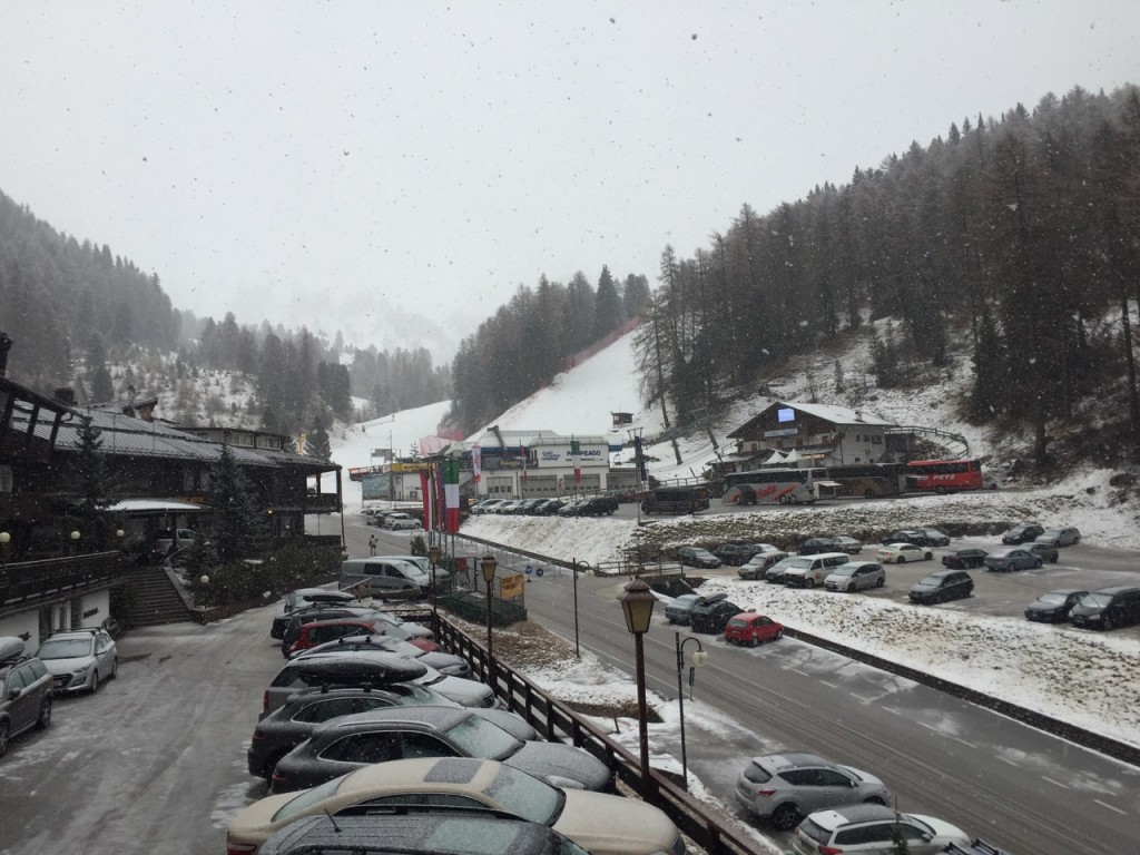 Der Regen geht langsam in Schnee über